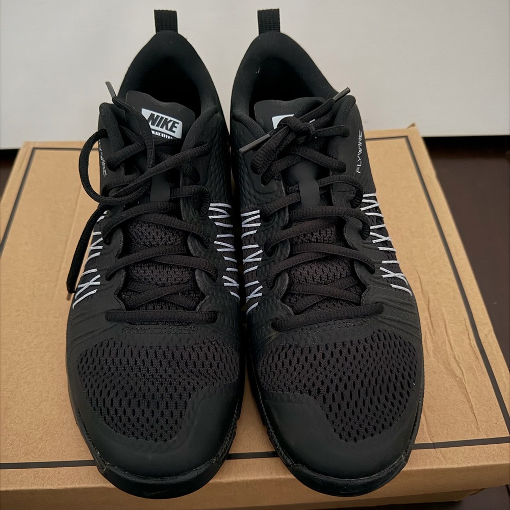 NEW - NIKE Black Running Sneakers (Unisex)